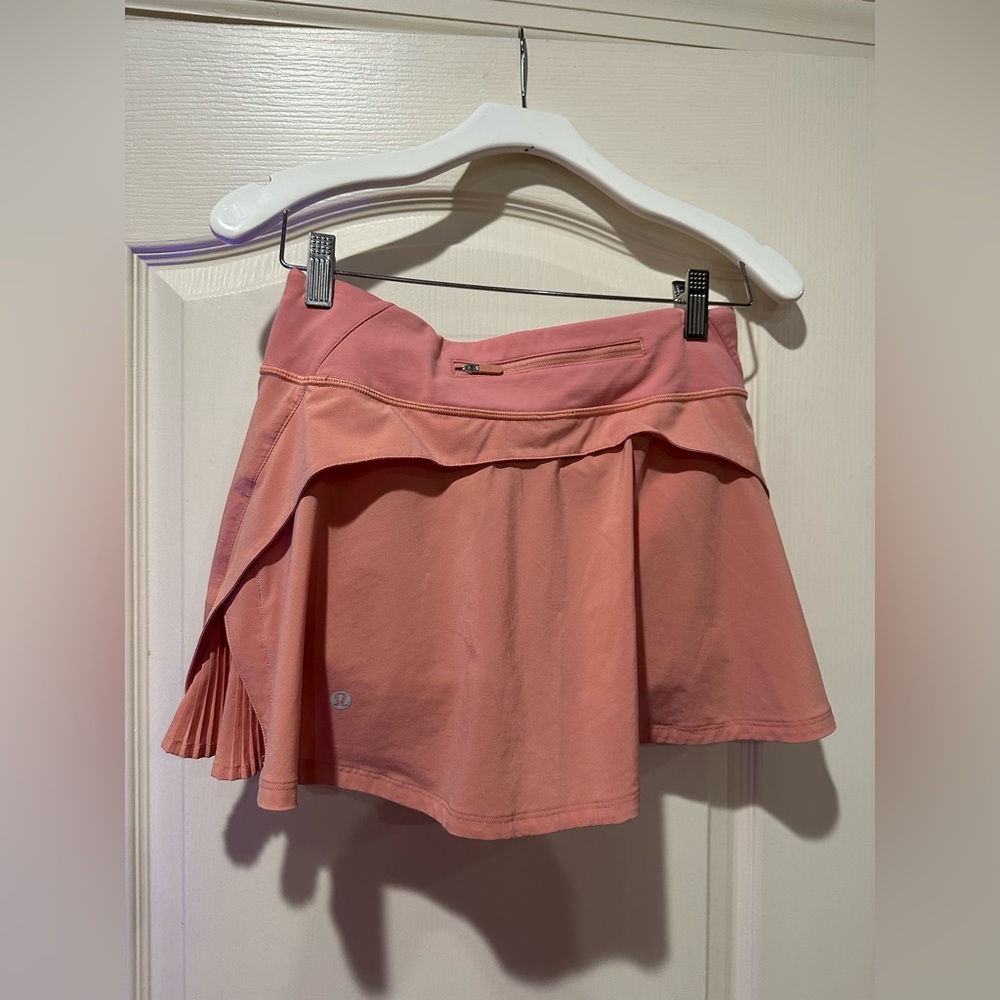 Lululemon size 4 Play off the Pleats skirt. Light peach. In perfect condition